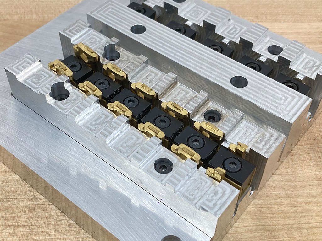 Bracelet link fixture detail