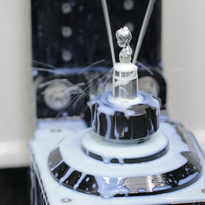 NS-Cool washing over the workpiece on the sealed B-axis rotary head